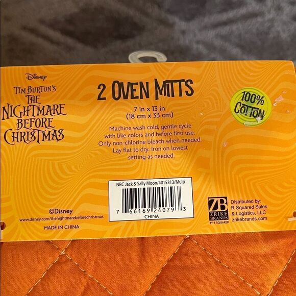 Disney Nightmare before Christmas 2 oven mitts - Picture 2 of 4